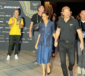 Während des Sanitätsdienstes den Gründer der Invictus Games, Prinz Harry und Herzogin Meghan regelmäßig gut gelaunt und nahbar auf dem Veranstaltungsgelände zu sehen, war ebenfalls ein besonderes Highlight. Hier beim Finale im Sitzvolleyball. Foto: Malteser