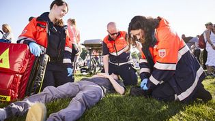 Patientenversorgung im Freien durch Malteser Einsatzkräfte