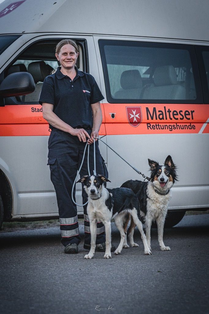 Unsere Helferin Lynn mit ihren Hunden Cember und Laska