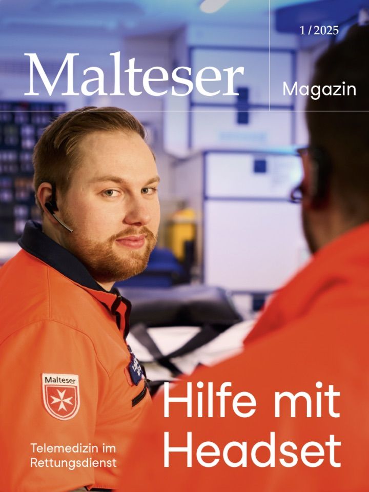 Titelbild Malteser Magazin Ausgabe 01/2025 Telenotarzt mit Headset schaut in Kamera