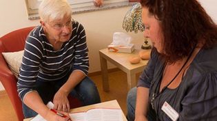 Zwei Frauen unterhalten sich über ein Formular