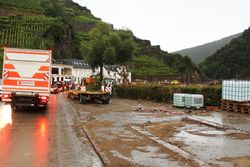 Das Juli-Hochwasser hat in vielen Regionen in Nordrhein-Westfalen und Rheinland-Pfalz dramatische Verwüstungen angerichtet. Um Betroffenen in der Phase der Schadensbeseitigung und des Wiederaufbaus helfen zu können, bietet der Malteser Hilfsdienst Unterstützungsleistungen.