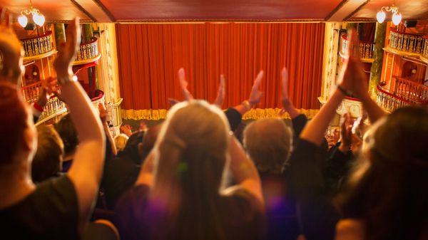 Klatschende Menschen in einem Theater