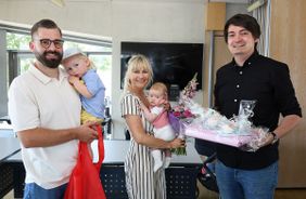 Begrüßung im Hennefer Rathaus: V.l. Daniel Martin mit Sohn Anton und Kirstin Martin mit Frieda Amelie, dem 5.000 Hennefer Baby, welches durch den NBD besucht wird, gemeinsam mit Bürgermeister Mario Dahm, der Blumen und Spielzeug für Frieda Amelie überreichte.