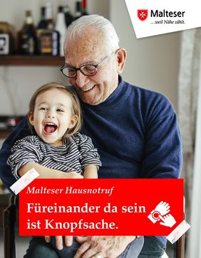 Ein älterer Herr hat seinen kleinen Enkel auf dem Schoß. Beide lachen. Foto: Malteser