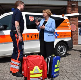 Zwei Frauen, Taschen und ein Fahrzeug