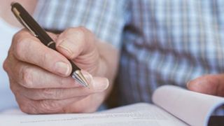 Nahaufnahme von einer Hand mit einem Stift.