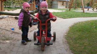 Kinder spielen auf dem Außengelände eines Kindergartens