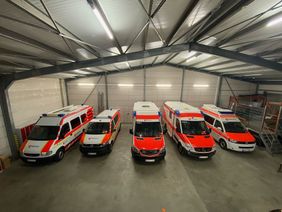 Rettungsfahrzeuge des Malteser Hilfsdienstes Neuwied stehen in einer Halle