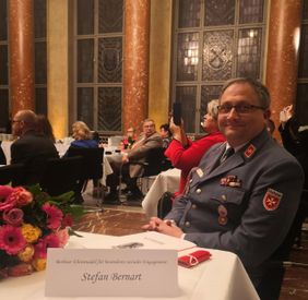 Malteser Mitarbeiter erhält Ehrennadel für besonderes soziales Engagement.