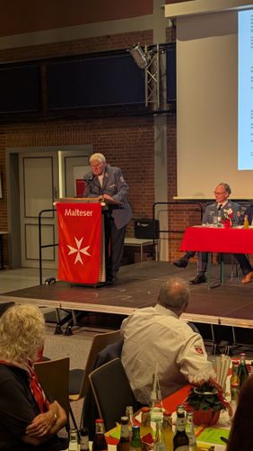 Diözesanseelsorger Harald Niermann richtet ein paar Worte an Dr. van Lengerich