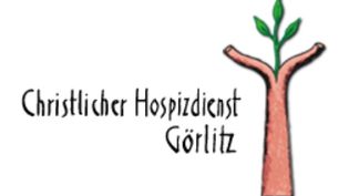 Braun-roter stilisierter Baumstamm mit zwei Ästen und grünen Blättern neben dem Text 'Christlicher Hospizdienst Görlitz' in schwarzer Schrift.