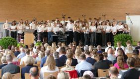 Die EF singt für die Abiturientia ein Ständchen