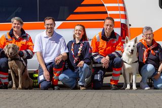 Gruppenbild von Helfenden aus unterschiedlichen Diensten