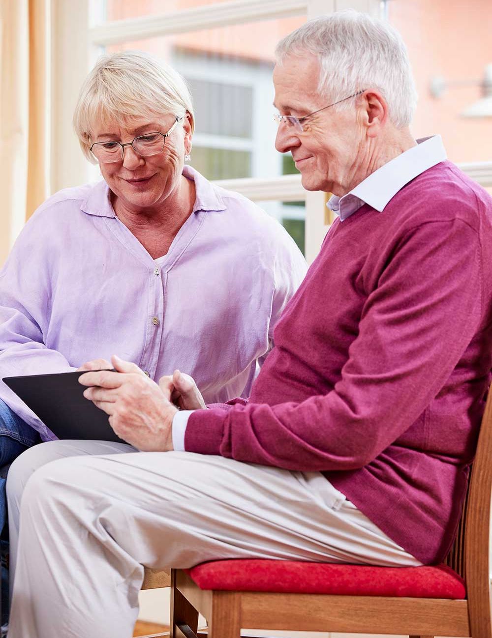 Eine Frau und ein Mann mit einem Tablet