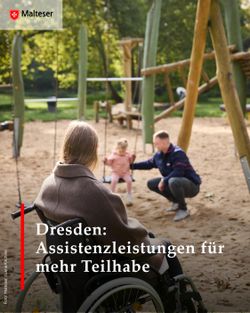 Eine Frau in einem braunen Mantel sitzt im Rollstuhl und beobachtet ein schuakelndes Kind. Ein Mann in Malteserjacke hockt neben dem Kind und hilft.