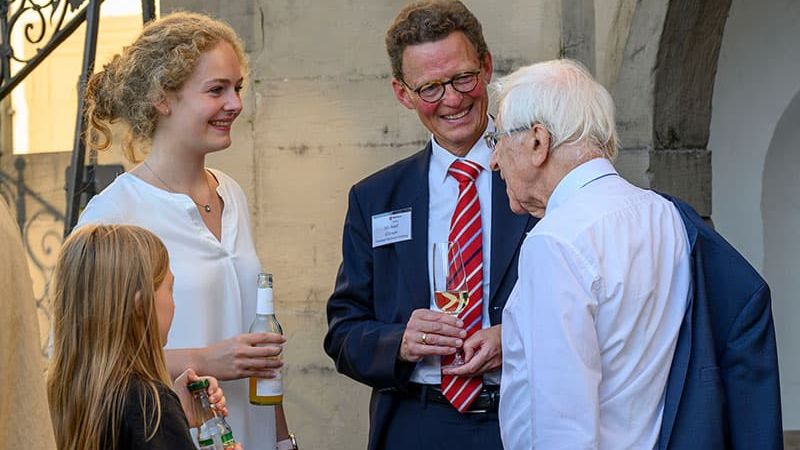 Michael Görner spricht mit Stiftern und deren Familien. 