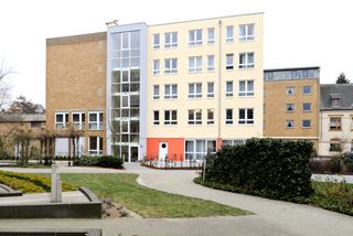 Die Außenansicht des Malteserstifts St. Johannes in Duisburg-Homberg