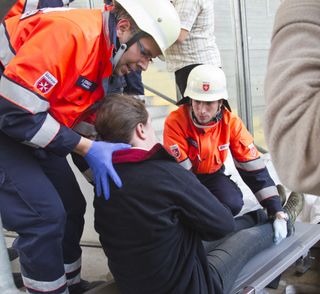 Zwei Helfer in Malteser-Einsatzbekleidung