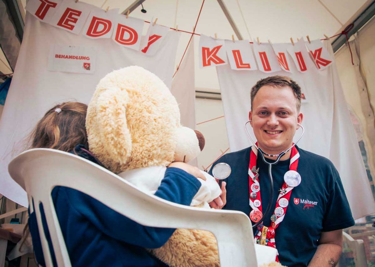 Robert von der Malteser Jugend hat in der Teddy Klinik die Kinder und Stofftiere versorgt.