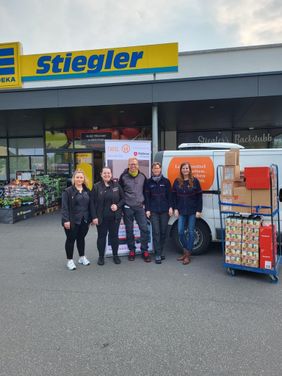 Haltbare Lebensmittel und Drogerieartikel konnten durch eine Spendenaktion des Edeka-Marktes Stiegler in Frankenthal an die Tafel übergeben werden. Mehr als 430 bedürftige Kundinnen und Kunden sind auf das wöchentliche Angebot der Tafel Frankenthal angewiesen. (Quelle: Malteser Frankenthal)