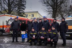 Gruppenfoto der ukrainischen Rettungskräfte bei der Übergabe der Einsatzfahrzeuge aus dem Landkreis Stade in Chmelnyzkyj.