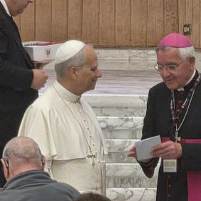 Papst Leo XIV zusammen mit Weihbischof em. Gebert