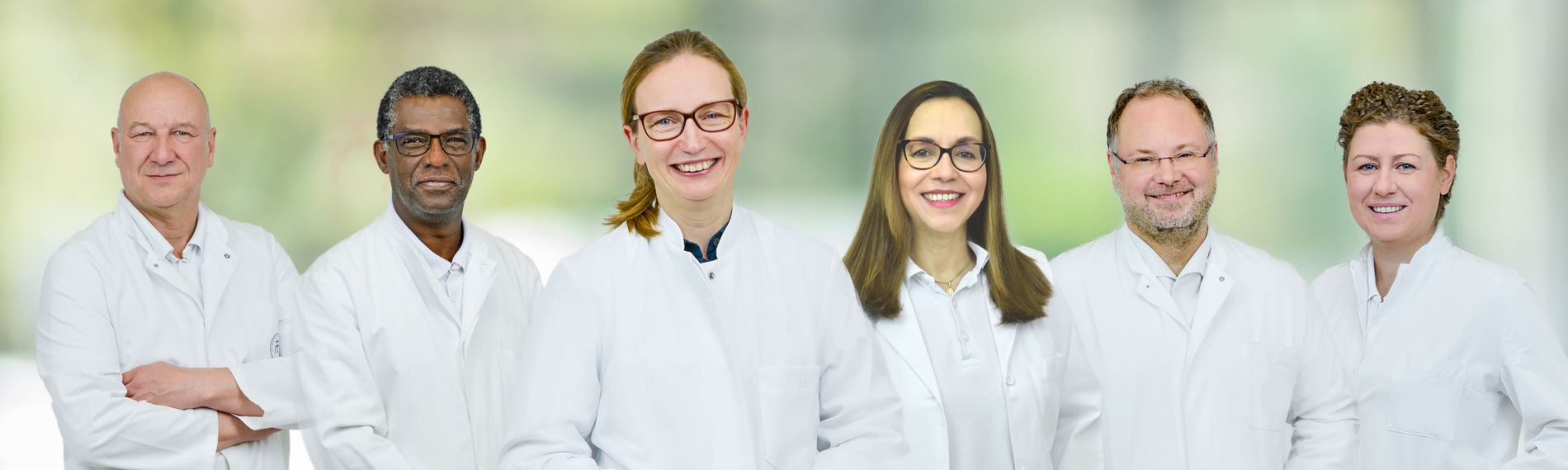 Sechs medizinische Fachkräfte der Klinik für Allgemein- und Viszeralchirurgie in weißen Kitteln stehen nebeneinander.