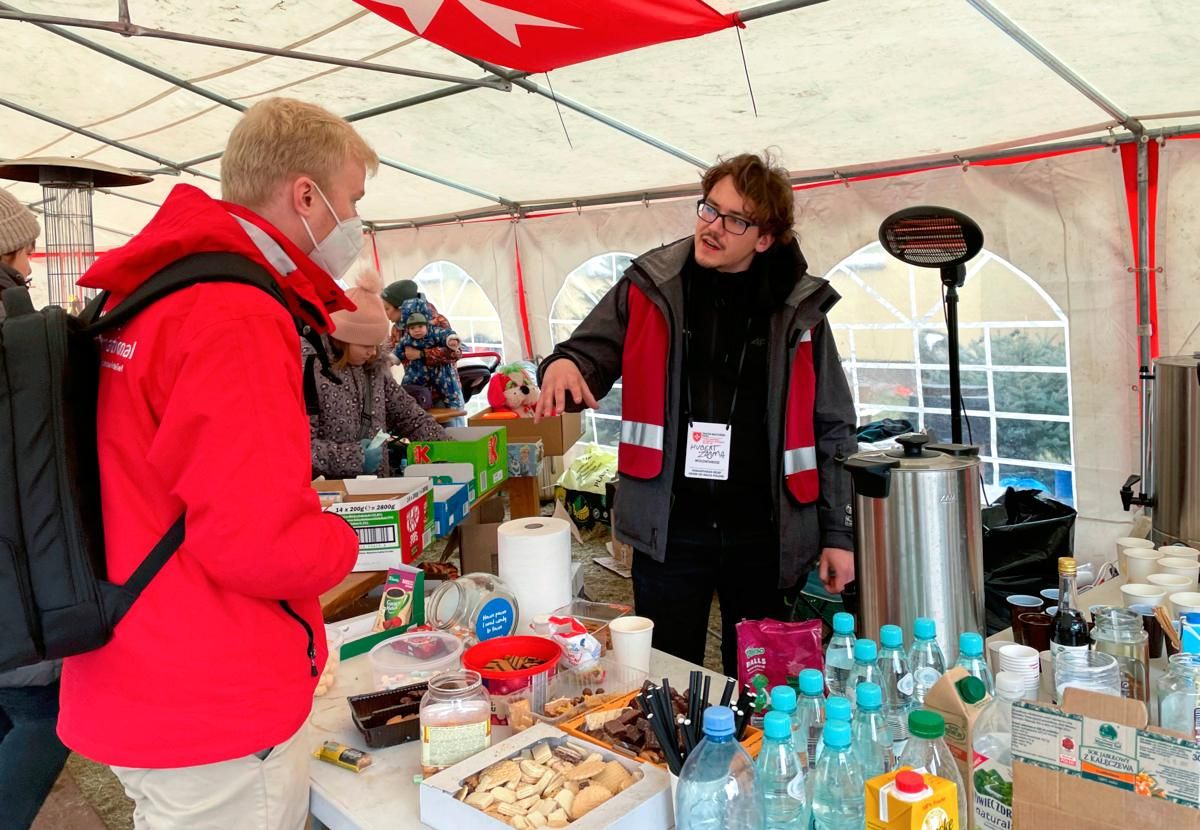 Zwei junge Männer in einem Versorgungszelt.