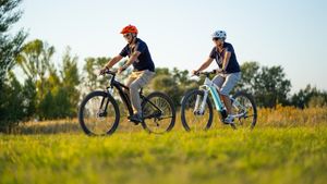 Es wird ein älteres Paar gezeigt, welches eine Tour mit dem E-Bike macht.