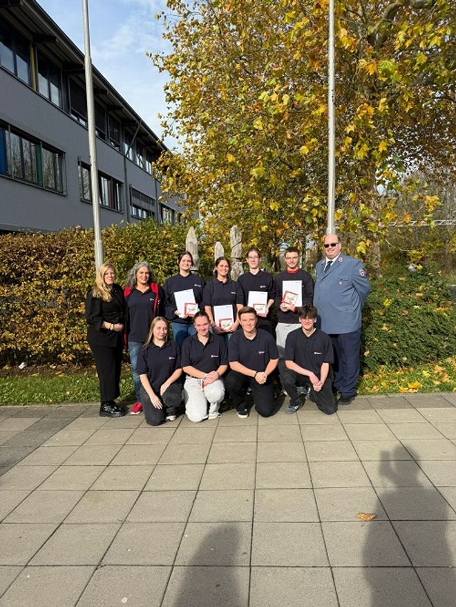 Übergabe der Berufungsurkunde zu Einsatzsanitätern.