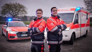 Malteser FSJler vor einem Rettungs- und einem Notarztwagen