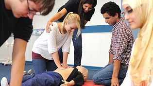 Kursteilnehmer bei der Erste-Hilfe-Ausbildung