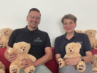 Daniel Zintl von "Hand in Hand" übergibt 40 Teddys an Gisela Panholzer vom Krisentinterventionsteam. 