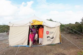 Ein Dach über dem Kopf auf trockenem Grund. Erste Hilfsmaßnahmen für pakistanische Familien. Foto: Malteser International