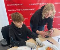 Junge testet die Tremor-Mandschuhe