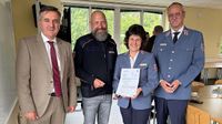Landrat im Harz und Mitarbeiter des Malteser Hilfsdienstes freuen sich drauf, die Zusammenarbeit im Rettungsdienst fortzusetzen.