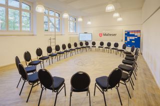 Stuhlkreis in einem Seminarraum