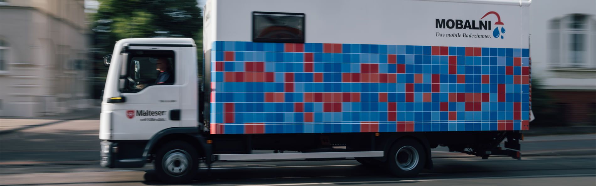 Ein kleiner Lkw mit der Aufschrift MOBALNI