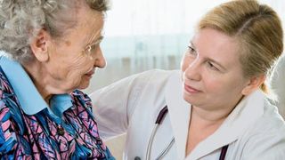 Eine Seniorin spricht mit einer ambulanten Pflegerin.