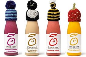 Vier Flaschen von Innocent mit gestrickter Mütze
