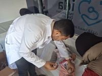 Ein Arzt behandelt ein Kind