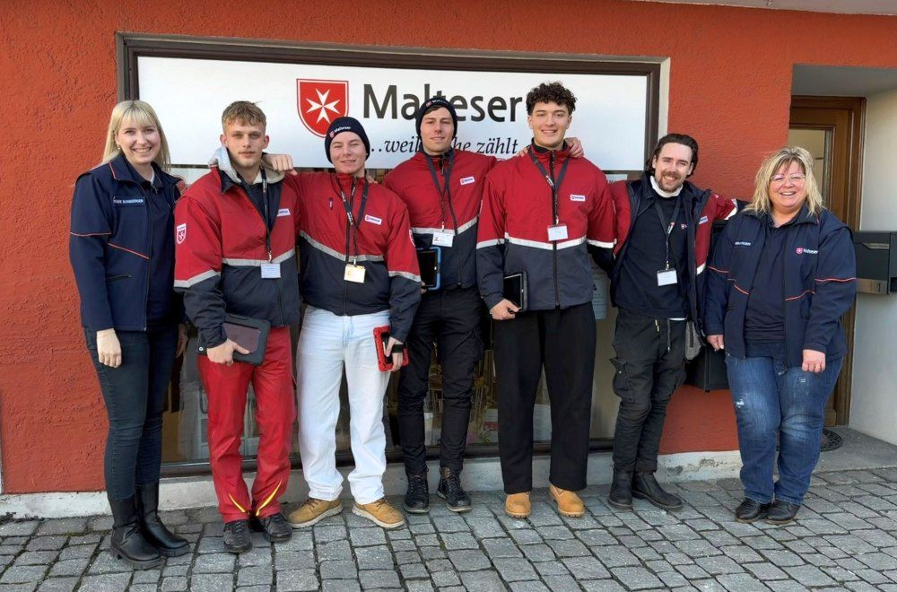 Mitgliederreferentin Stefanie Burmberger (l.) und Dienststellenleiterin Rita Bruckhuber (r.) wünschten den Werbebeauftragten beim Start der Aktion an der Dienststellen Aidenbach viel Erfolg. 