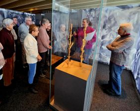 Seniorinnen im Museum