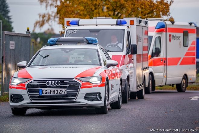 Mehrere Malteser Einsatzfahrzeuge fahren hintereinander