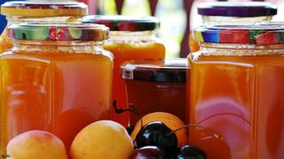 Marmeladengläser mit Orangen-Marmelade