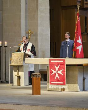 Spiritual Matthias Hamann leitet die Gerhardsvesper in der Kirche Sankt Sebastian in Magdeburg.