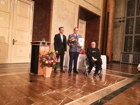 Malteser Mitarbeiter erhält Ehrennadel für besonderes soziales Engagement.