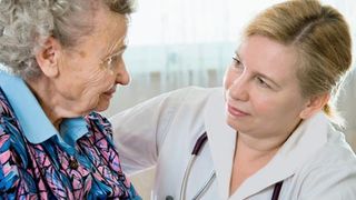 Eine Seniorin spricht mit einer ambulanten Pflegerin.