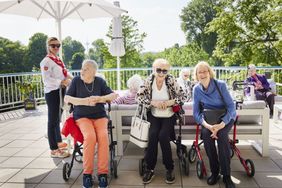 3 Frauen sitzen auf ihren Rollatoren (Foto: Malteser)